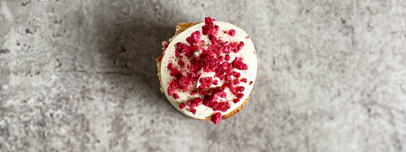 Malinové mini koláčky s bílou čokoládou